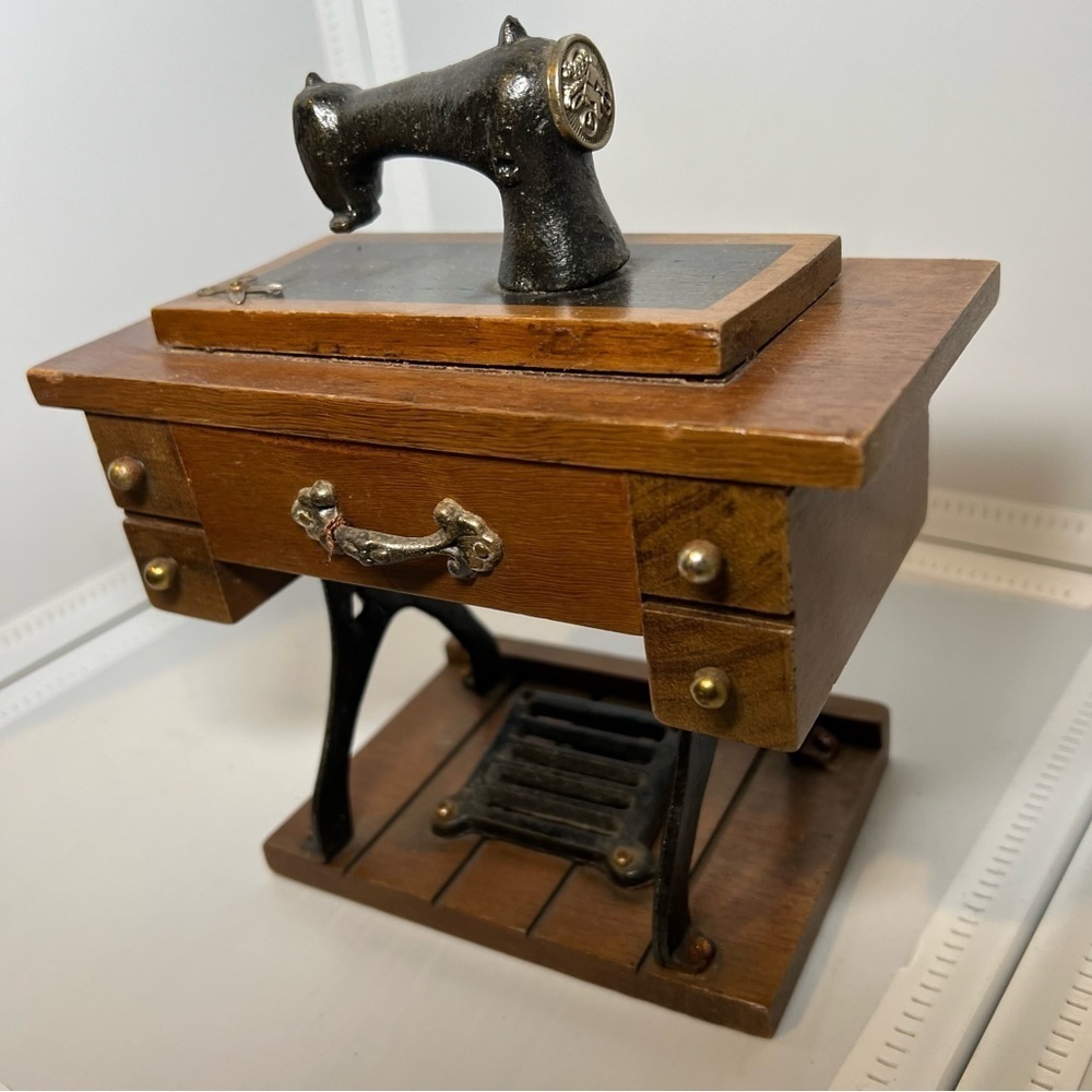 Mini Sewing Machine Music Box by George Good Corporation, Vintage Works Well - Picture 2 of 9